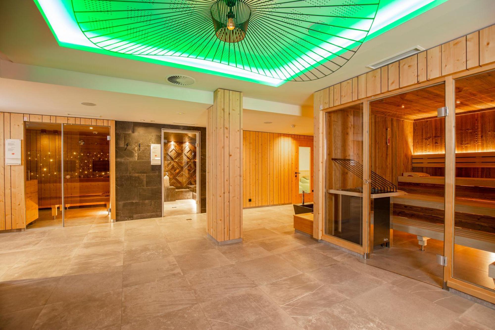 Natur- & Wanderhotel Tuxertal Екстер'єр фото