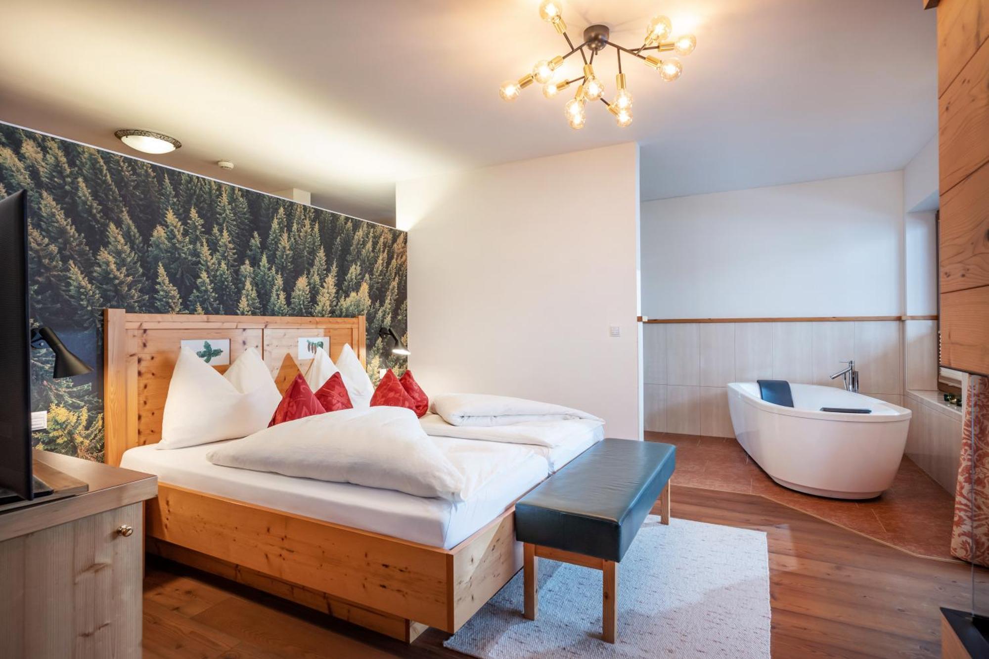 Natur- & Wanderhotel Tuxertal Екстер'єр фото