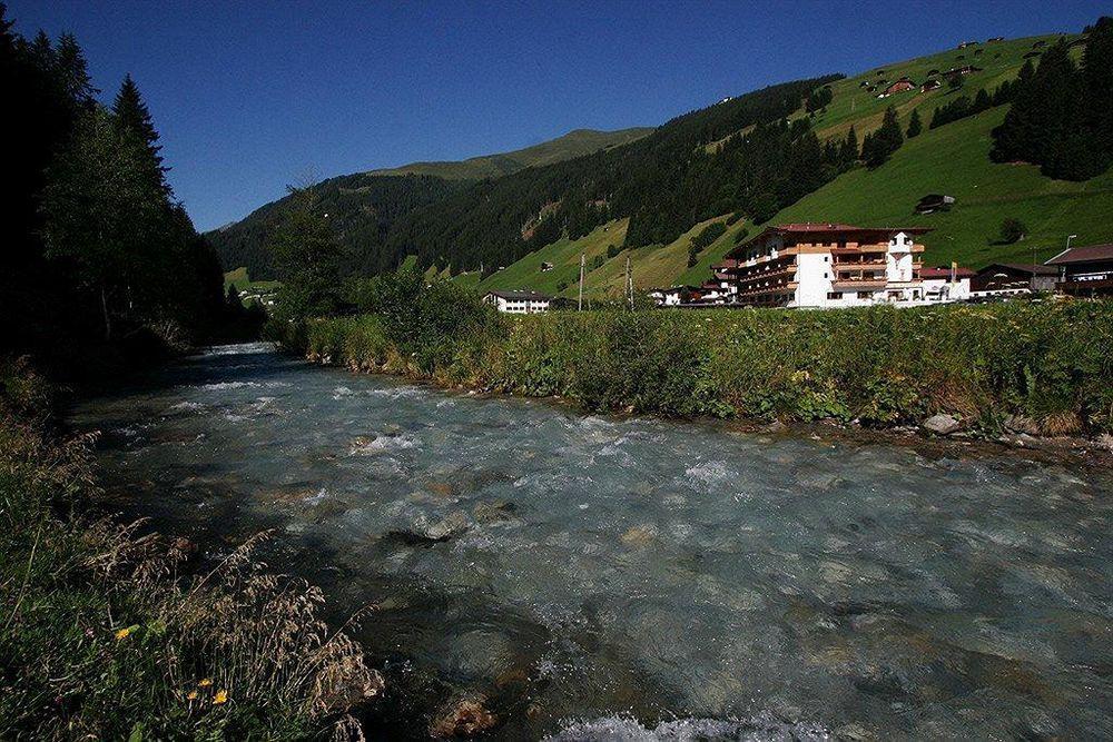 Natur- & Wanderhotel Tuxertal Екстер'єр фото