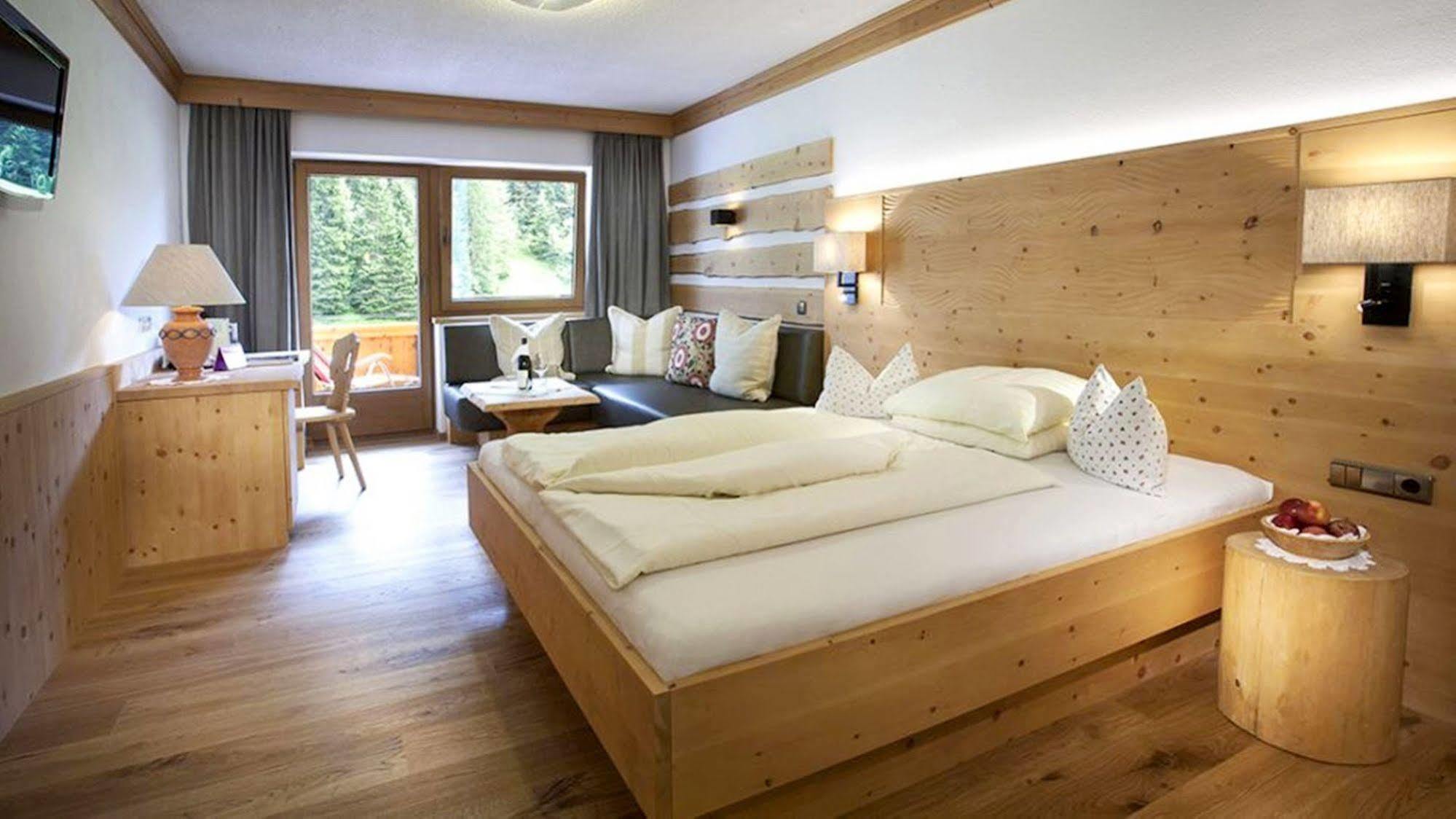Natur- & Wanderhotel Tuxertal Екстер'єр фото