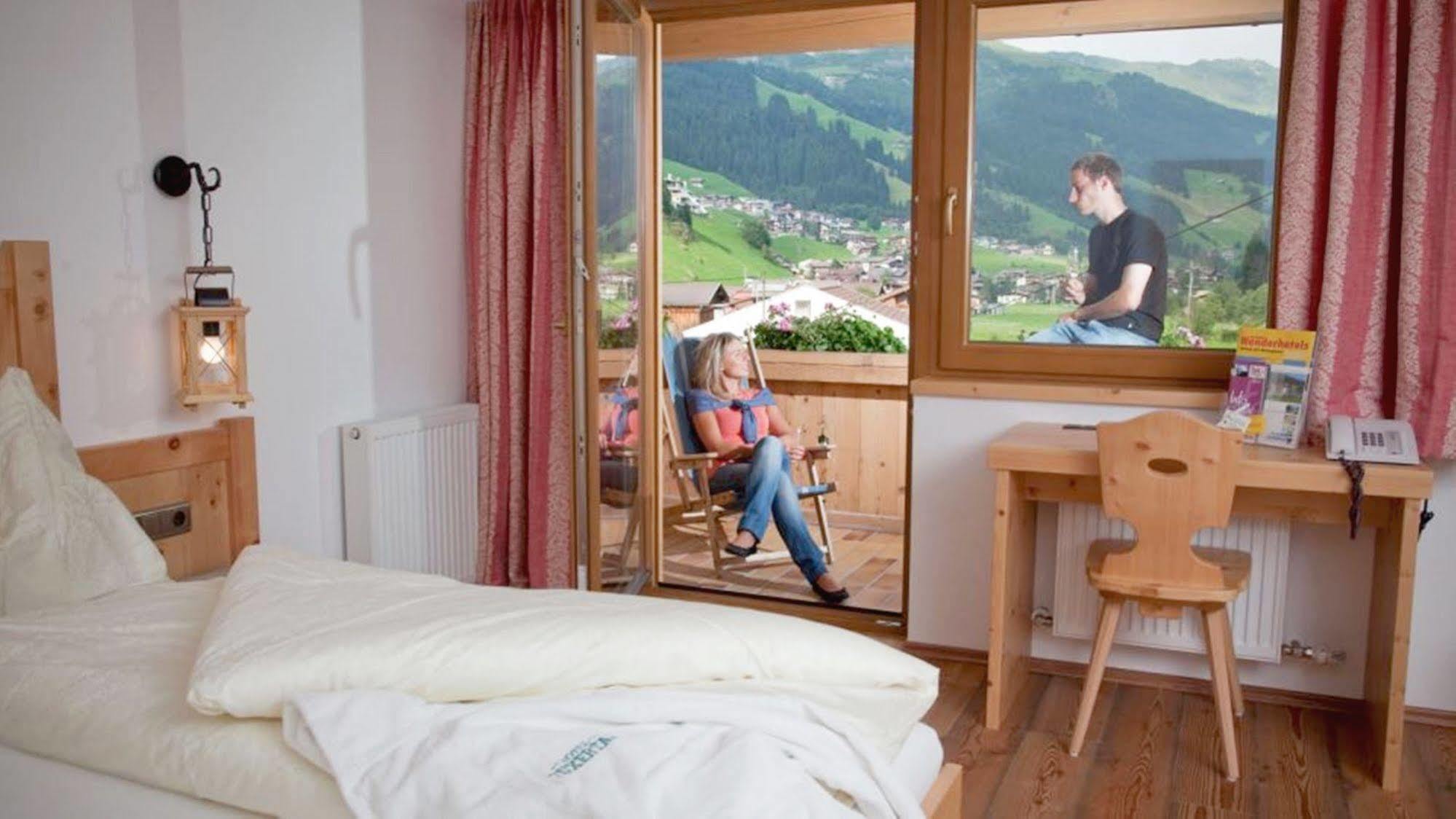 Natur- & Wanderhotel Tuxertal Екстер'єр фото