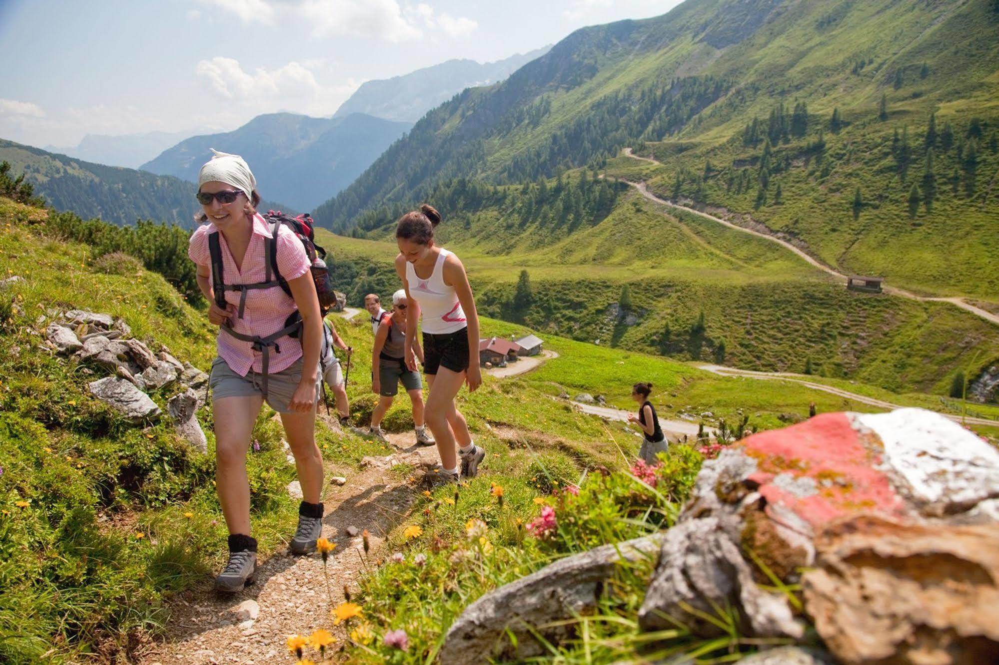 Natur- & Wanderhotel Tuxertal Екстер'єр фото